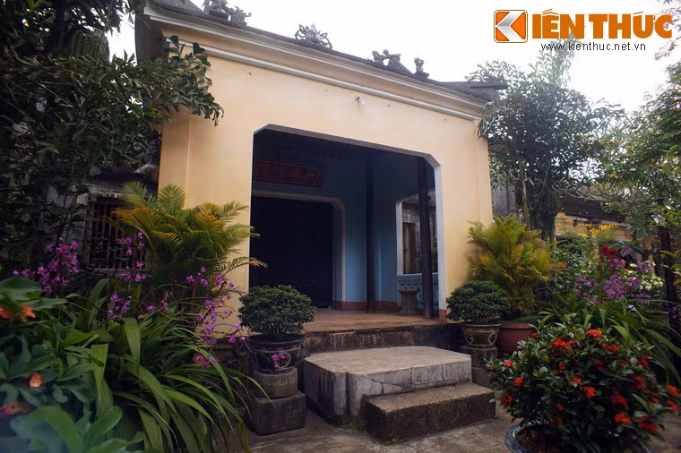 Nằm ở thị xã An Nhơn, chùa Thập Tháp là một ngôi chùa cổ nổi tiếng ở đất Bình Định. Chùa cũng được biết đến như nơi lưu giữ một phiến đá có lịch sử đặc biệt, được dân gian gọi là hòn đá chém hay hòn đá oán hờn.