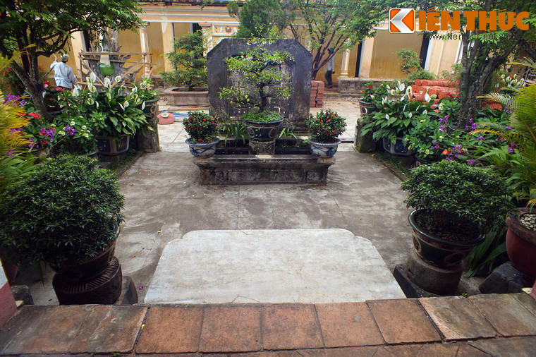 Sau khi được đưa về chùa, các câu chuyện lạ quanh hòn đá chém vẫn tiếp diễn. Theo lời cao tăng Phước Huệ, ban đầu phiến đá được đặt cạnh cây thị cổ thụ gần tường bao của chùa, sau này mới được chuyển về vị trí hiện tại...