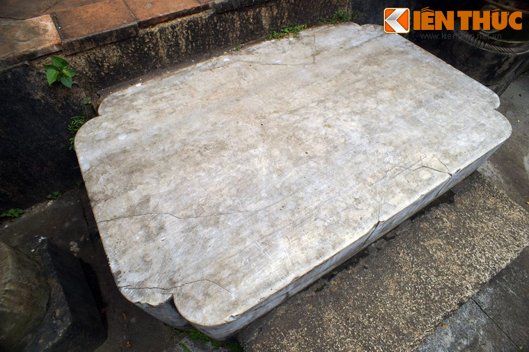 Chứa đựng nỗi đau đớn của hàng trăm mạng người nên hòn đá chém được cho là rất linh thiêng. Có rất nhiều giai thoại được lưu truyền quanh phiến đá đặc biệt này.