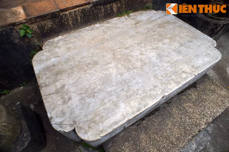 Chứa đựng nỗi đau đớn của hàng trăm mạng người nên hòn đá chém được cho là rất linh thiêng. Có rất nhiều giai thoại được lưu truyền quanh phiến đá đặc biệt này.