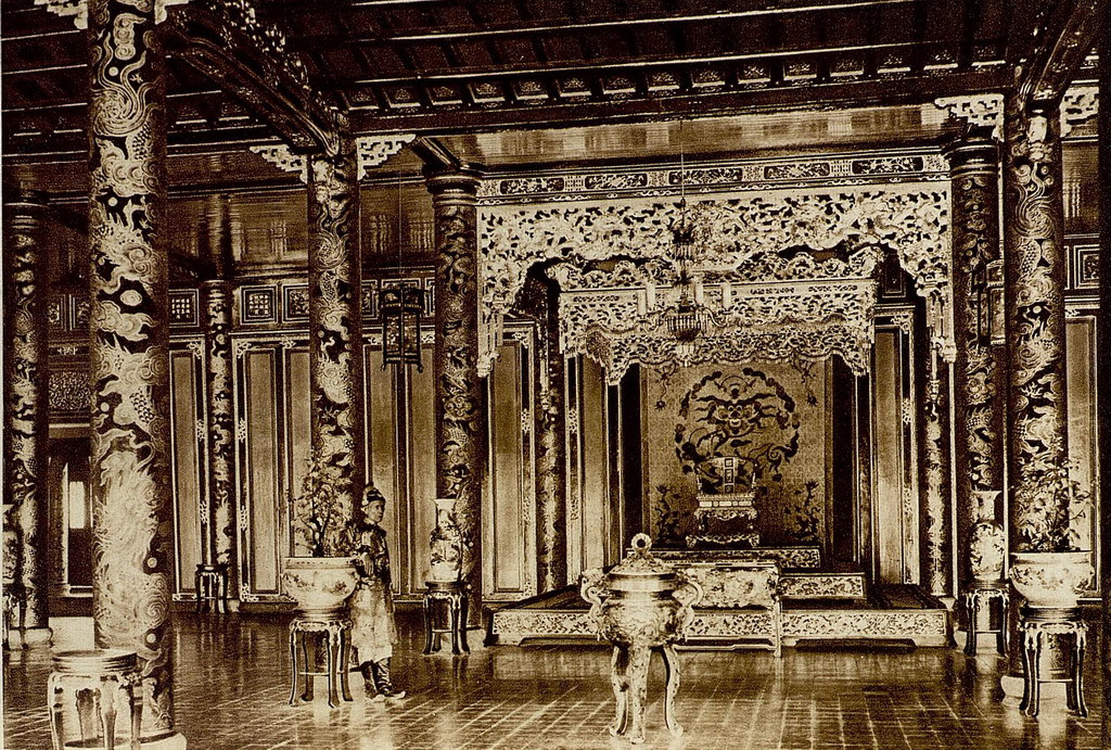 Ngai vàng của các vua nhà Nguyễn trong điện Thái Hòa, Hoàng thành Huế thời thuộc địa. Ảnh: Gallica.bnf.fr.