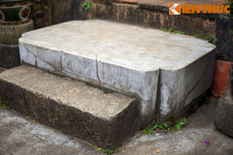 Tương truyền, khi chúa Nguyễn Ánh Bắc tiến chiếm được thành Đồ Bàn đã đưa hàng trăm hàng binh của nghĩa quân Tây Sơn đi xử chém trước cổng thành. Hòn đá chém chính là nơi kê đầu người trong các vụ hành hình này.