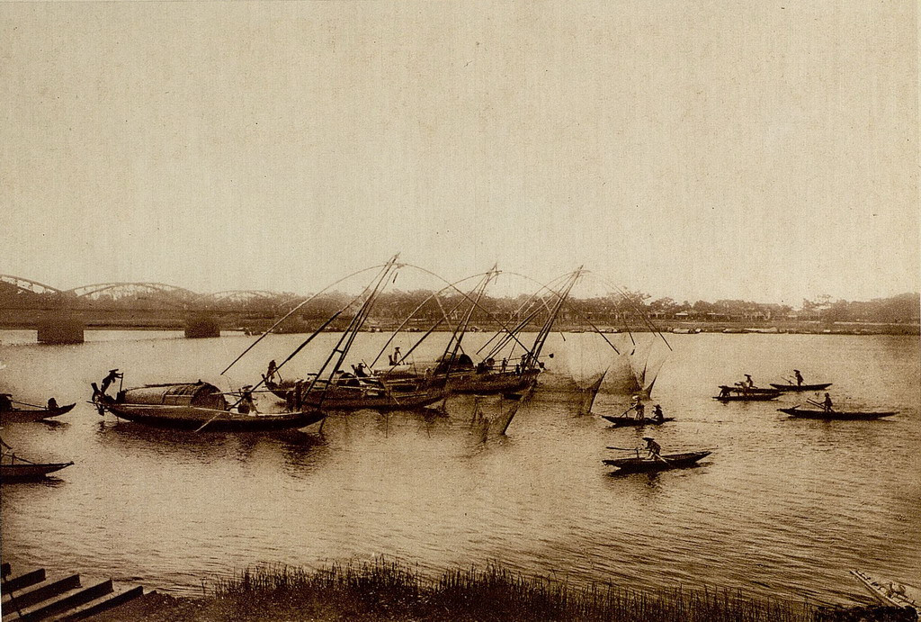 Thuyền đánh cá trên sông Hương. Ảnh: Gallica.bnf.fr.