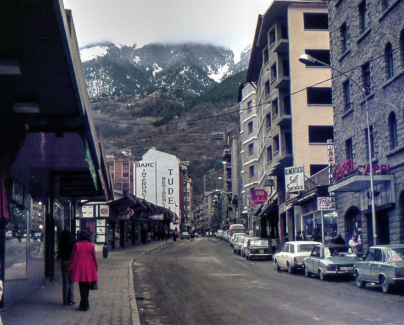 Phố Avenida Carlemany ở thị trấn Escaldes, Andorra, tháng 5/1977. Ảnh: Raúl Alejandro Rodríguez Flickr.