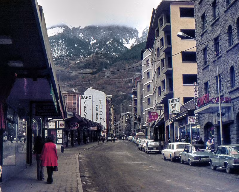 Phố Avenida Carlemany ở thị trấn Escaldes, Andorra, tháng 5/1977. Ảnh: Raúl Alejandro Rodríguez Flickr.