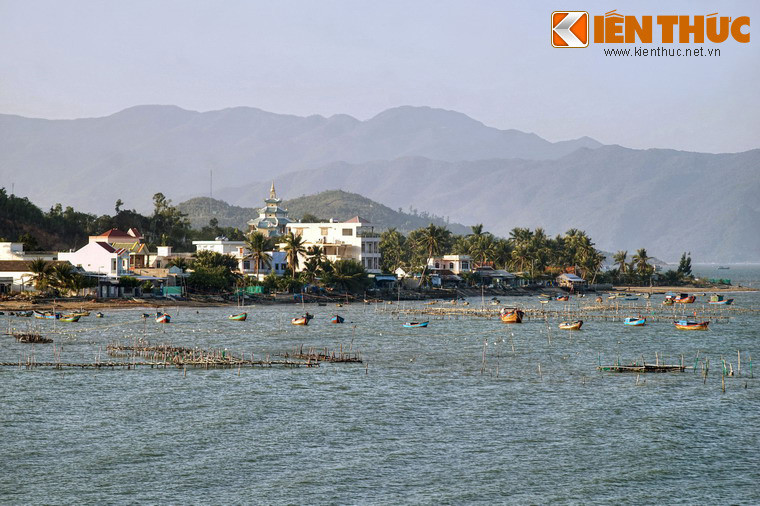 Với vị trí đắc địa bên thành phố biển Nha Trang, trong những năm gần đây vịnh Nha Phu đã được đầu tư du lịch khá mạnh mẽ.