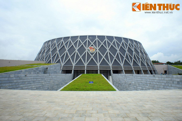 Các điểm đến chính của thành phố Điện Biên Phủ là đồi A1, đồi D1, đồi Him Lam, hầm tướng de Castries, nghĩa trang Liệt sĩ Điện Biên Phủ, Bảo tàng Chiến thắng Điện Biên Phủ... Ảnh: Bảo tàng Chiến thắng Điện Biên Phủ nằm ở trung tâm thành phố.