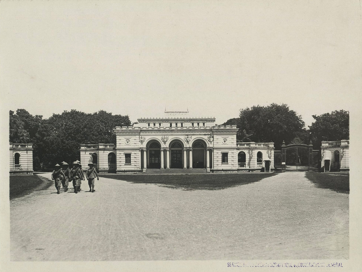 Cổng vườn Bách Thảo nằm kế bên Dinh Toàn quyền, ngày nay là khu vực lăng Chủ tịch Hồ Chí Minh. Ảnh tư liệu.