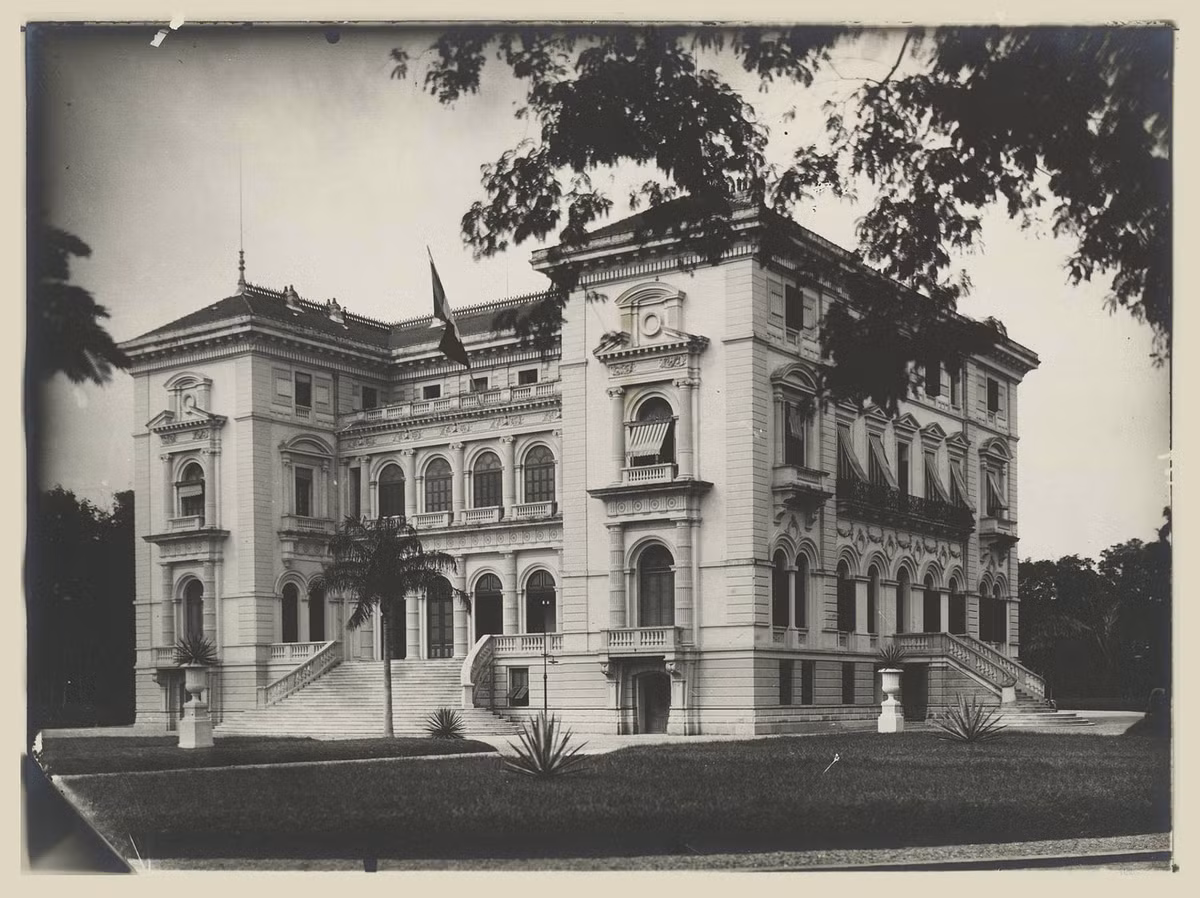 Tòa nhà này có hai tầng chính đặt trên một tầng đế, trên cùng là một tầng sát mái, gồm tổng cộng 30 phòng, mỗi phòng có một phong cách trang trí khác nhau. Ảnh tư liệu.