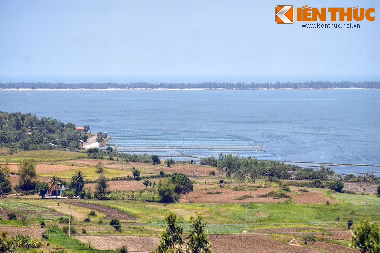 Đầm rộng hơn 17.5 km² với độ sâu trung bình 1,2 đến 1,4 mét, mùa mưa có thể sâu tới 3 mét. Là đầm nước lợ, đầm được cung cấp nước ngọt từ sông Cái và nối với biển qua một lạch nhỏ.