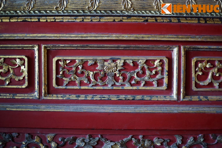 Toàn bộ phần giá gương được làm bằng gỗ quý, sơn son thiếp vàng lộng lẫy.