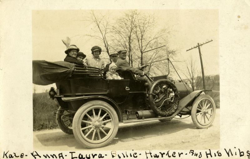 Một gia đình trên một chiếc xe du lịch EMF 30, năm 1910. Ảnh: Vintag.