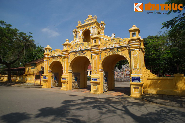 Cổng chính của Viện Cơ Mật được xây theo kiểu tam quan, là sự kết hợp độc đáo giữa phong cách kiến trúc phương Đông và phương Tây.