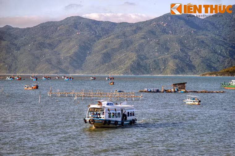 Từ Nha Trang, du khách có thể bắt đầu hành trình khám phá vịnh Nha Phu bằng tàu du lịch từ các bến tàu của thành phố.