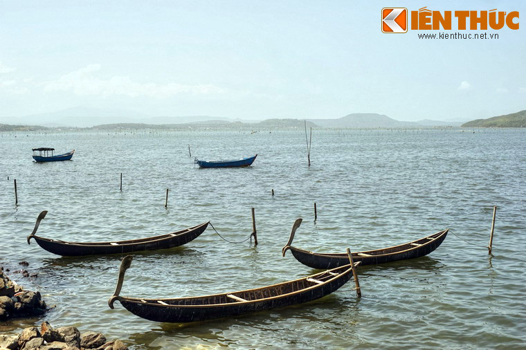 Đầm Ô Loan được thiên nhiên ban tặng cho một vẻ đẹp khoáng đạt với không gian thoáng đãng và khí hậu trong lành, mát mẻ.