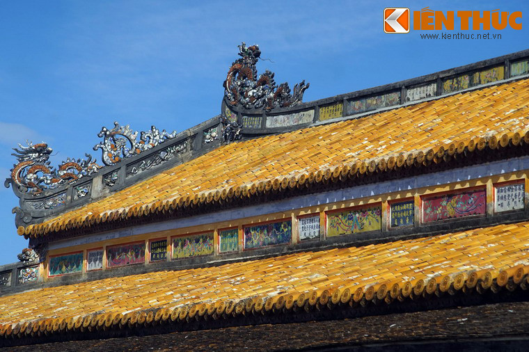 Dải cổ diêm trên mái điện Thái Hòa ở Hoàng thành Huế được trang trí bằng các ô pháp lam.