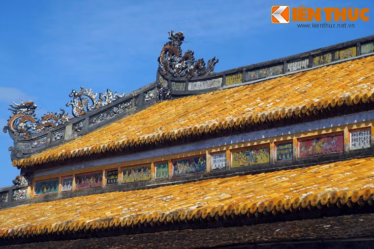Dải cổ diêm trên mái điện Thái Hòa ở Hoàng thành Huế được trang trí bằng các ô pháp lam.