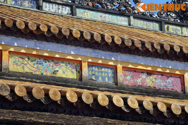 Cận cảnh ô pháp lam trên dải cổ diêm của điện Thái Hòa.