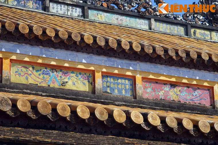 Cận cảnh ô pháp lam trên dải cổ diêm của điện Thái Hòa.