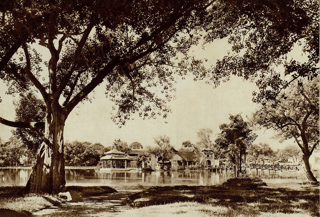 Từ bờ hồ Hoàn Kiếm nhìn ra đền Ngọc Sơn, Hà Nội. Ảnh: Gallica.bnf.fr.