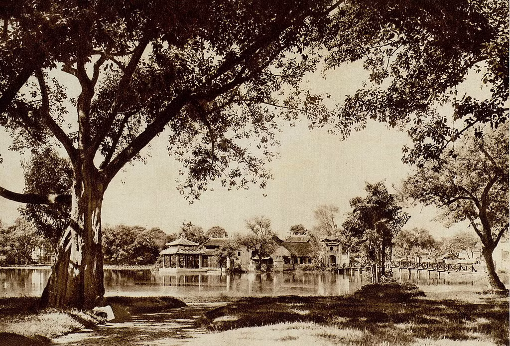 Từ bờ hồ Hoàn Kiếm nhìn ra đền Ngọc Sơn, Hà Nội. Ảnh: Gallica.bnf.fr.