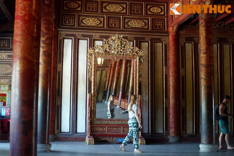 Là cung điện quan trọng bậc nhất ở Hoàng thành Huế, điện Thái Hòa chính là nơi đăng quang của 13 vị vua triều Nguyễn. Đây cũng là nơi lưu giữ một chiếc gương cổ có một không hai của Việt Nam. (Hình ảnh được thực hiện với sự đồng ý của Trung tâm Bảo tồn di tích Cố đô Huế).