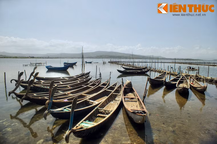 Có thể kể đến những câu thơ nổi tiếng của Xuân Diệu: Đầm Ô Loan, đầm Ô Loan/ Nước trời cùng với mây liên hoàn/ Mặt đầm, đôi cánh chim loan mở/ Khí mát lan bay sắc đẹp tràn...