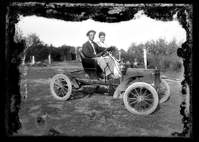 Cặp đôi trong một chiếc xe hơi cổ Ford 1906, Model N Roadster. Ảnh: Vintag.
