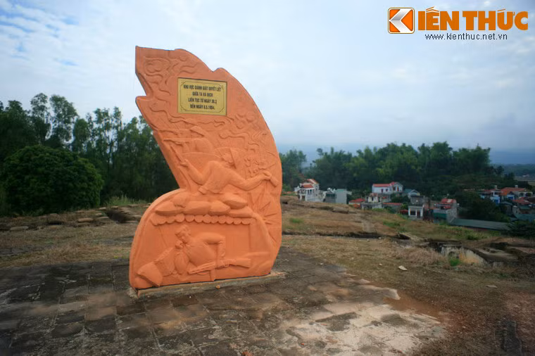 Bắt đầu từ năm 1958, một nông trường quân đội được xây dựng ở Điện Biên Phủ, kéo theo di dân từ đồng bằng Bắc Bộ. Từ vùng đất hoang tàn, Điện Biên Phủ dần chuyển mình thành một thị trấn nông trường. Ảnh: Trên đồi A1, nơi diễn ra những trận đánh ác liệt nhất Chiến dịch Điện Biên Phủ.