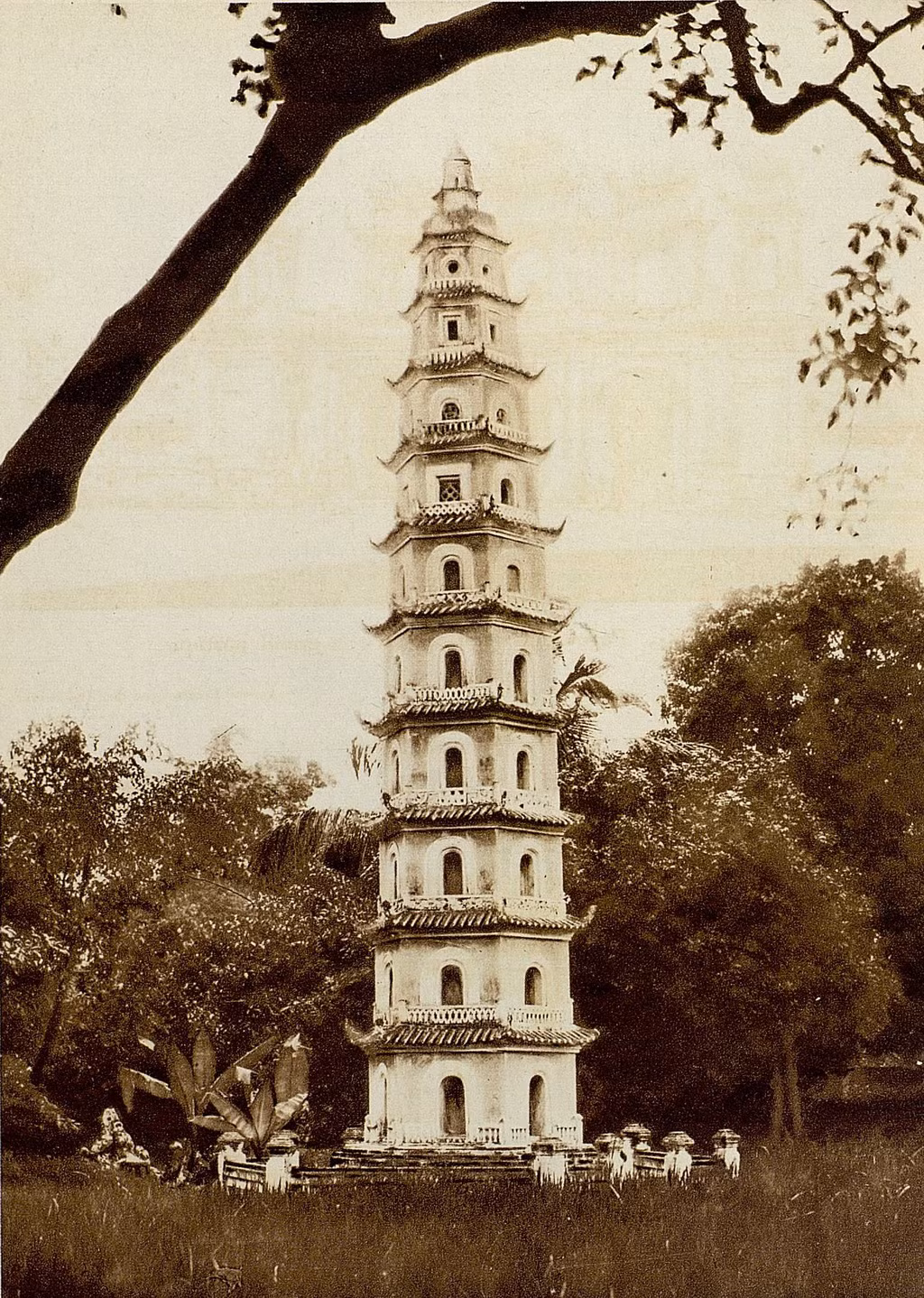 Tháp Diệu Quang của chùa Liên Phái, Hà Nội. Ảnh: Gallica.bnf.fr.