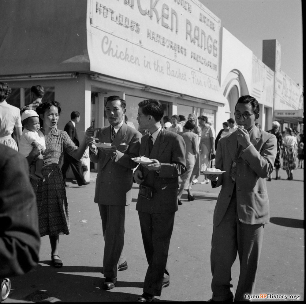 Các đại biểu thưởng thức đặc sản Mỹ khi dạo chơi trong khu giải trí. Ảnh: Opensfhistory.org.