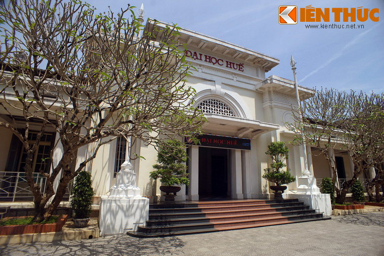 Sau chưa đầy hai thập niên hoạt động, vào ngày 12/5/1945, vua Bảo Đại ký đạo dụ giải tán Viện Dân biểu Trung Kỳ. Đến năm, tòa nhà Viện Dân biểu cũ được dùng làm trụ sở Viện đại học Huế.