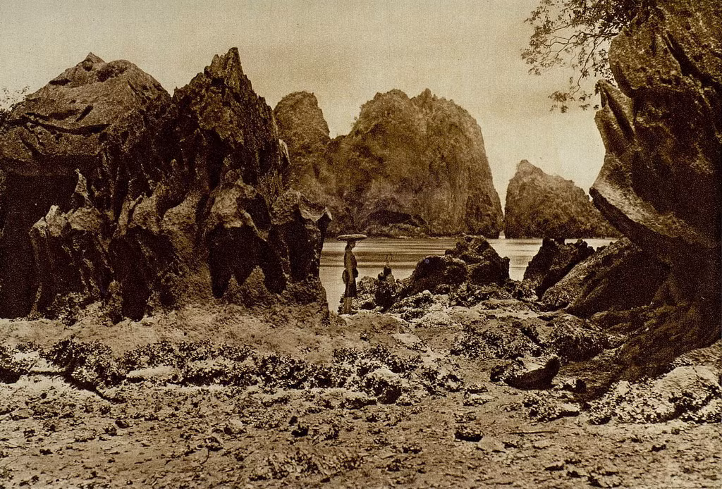 Phía trước lối vào một hang động ở vịnh Hạ Long. Ảnh: Gallica.bnf.fr.