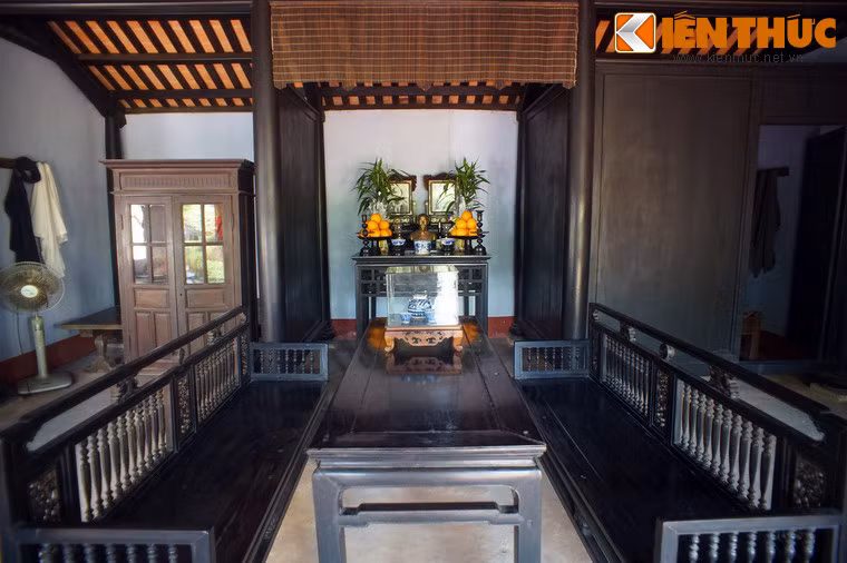 Gian giữa của ngôi nhà đặt một bộ bàn ghế gỗ giản dị, là nơi tiếp khách, thưởng trà của gia đình.