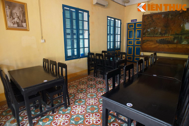 Các căn phòng ở tầng một cũng kết hợp việc phục vụ thực khách với việc trưng bày, giới thiệu các hình ảnh tư liệu về gia đình các vị vua Khải Định và Bảo Đại.