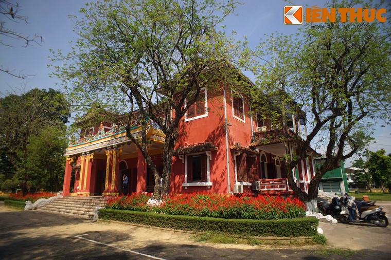 Năm 1738, chúa Nguyễn Phúc Khoát đã chọn nơi này để xây dựng Thủ phủ Phú Xuân. Sau khi xây dựng xong thì đổi tên là Chính Dinh, và đến năm 1754 thì gọi là Đô Thành Phú Xuân - là trung tâm văn hóa chính trị xứ Đàng Trong của các Chúa Nguyễn cho đến năm 1775.