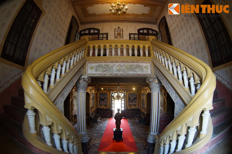 Cầu thang dẫn lên tầng hai nằm phía cuối đại sảnh.