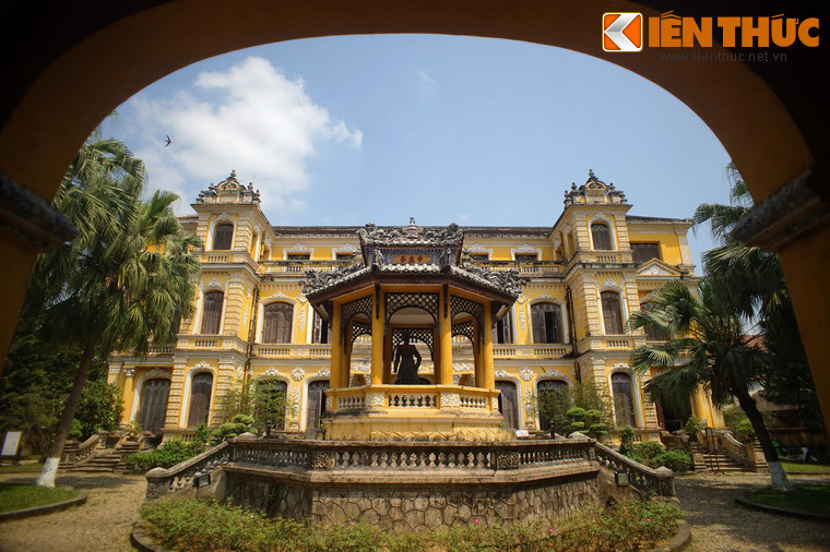 Qua cổng chính là đình Trung Lập với kết cấu hình bát giác, mái có hai lớp theo dạng cổ lầu. Lớp mái dưới có 8 cạnh, lớp trên 4 cạnh.