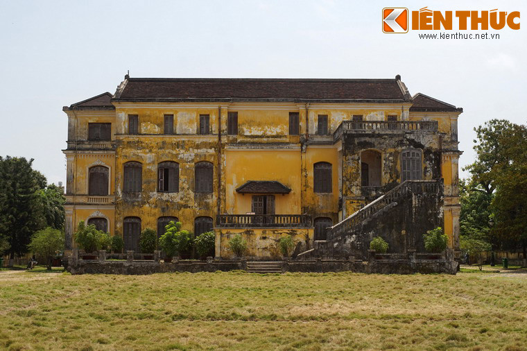 Mặt sau của lầu Khải Tường nhìn từ nhà hát Cửu Tư Đài.