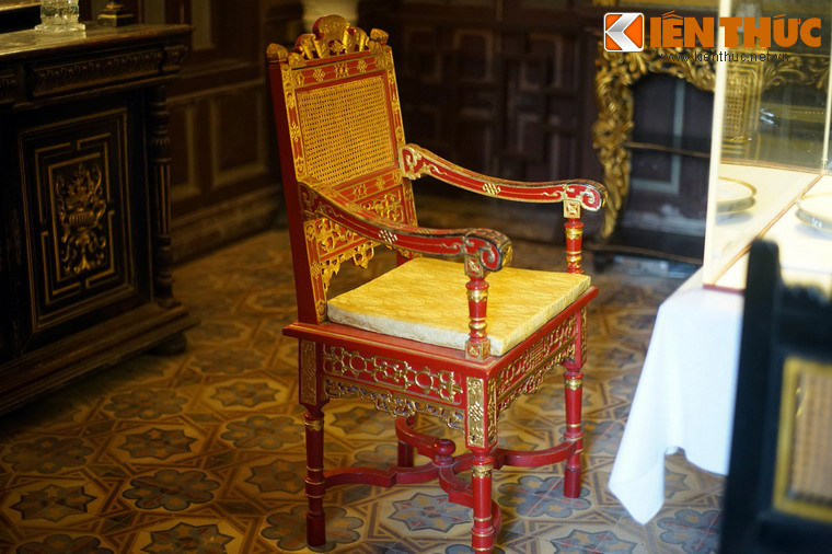 Một chiếc ghế sơn son thiếp vàng, chạm khắc tinh xảo trong phòng ăn.