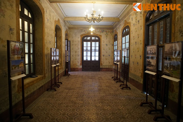 Hai căn phòng ngoài cùng nằm ở hai bên của tầng một được dùng làm phòng thông tin và trưng bày hình ảnh tư liệu.