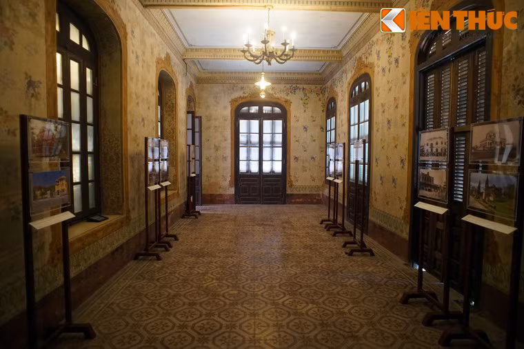 Hai căn phòng ngoài cùng nằm ở hai bên của tầng một được dùng làm phòng thông tin và trưng bày hình ảnh tư liệu.