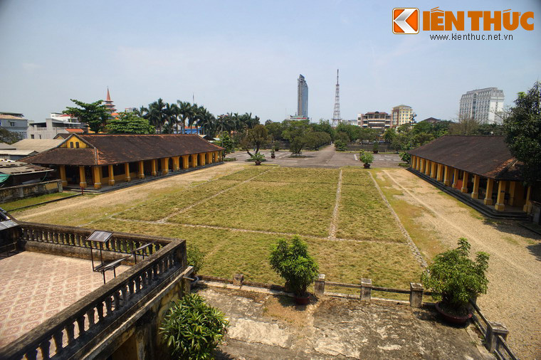 Phía sau lầu Khải Tường là nền móng của nhà hát Cửu Tư Đài. Đây là nơi diễn tuồng, cải lương phục vụ Hoàng gia dưới thời vua Bảo Đại.