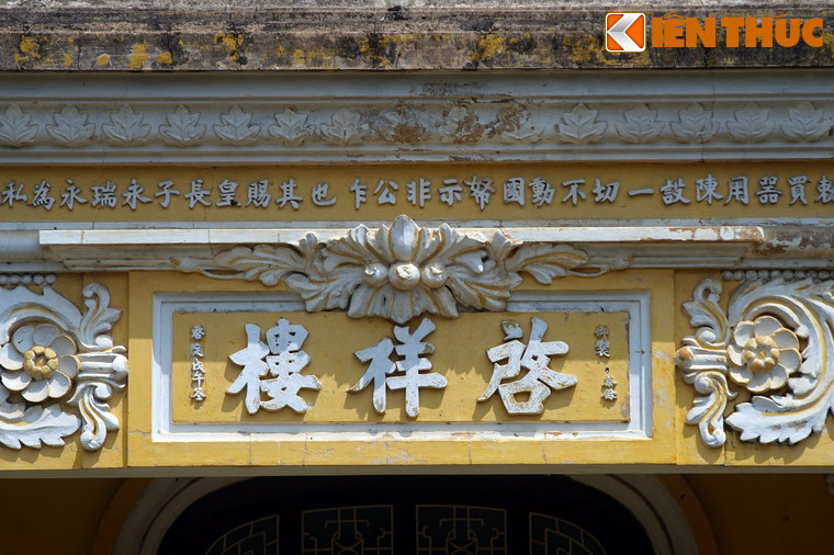 Chữ Khải Tường (nghĩa là nơi khởi phát điềm lành) trong tên lầu là do vua Khải Định đặt.