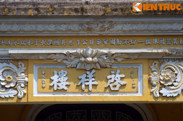 Chữ Khải Tường (nghĩa là nơi khởi phát điềm lành) trong tên lầu là do vua Khải Định đặt.