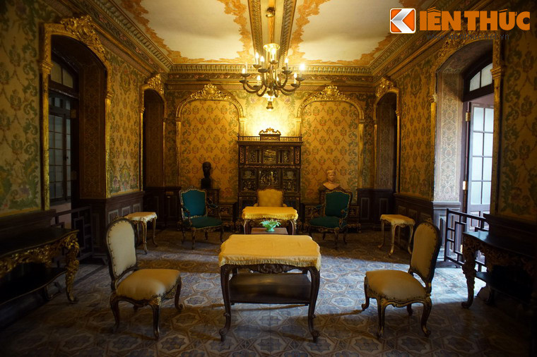 Phòng khách nằm bên phải của đại sảnh khi đi vào từ cổng chính.