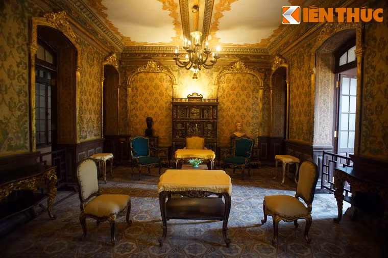 Phòng khách nằm bên phải của đại sảnh khi đi vào từ cổng chính.