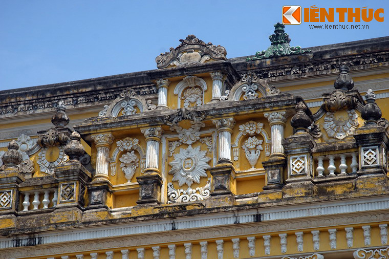 Toàn bộ mặt trước của tòa nhà được trang trí công phu, tỉ mỉ các mô típ kiến trúc Roman cận đại (bắc đẩu bội tinh, thiên thần...) xen lẫn các đề tài trang trí phương Đông truyền thống (rồng, phượng, bát bửu, hoa văn cách điệu…).