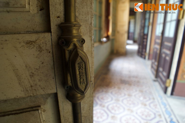 Tay nắm cửa nhập từ Pháp của một căn phòng.