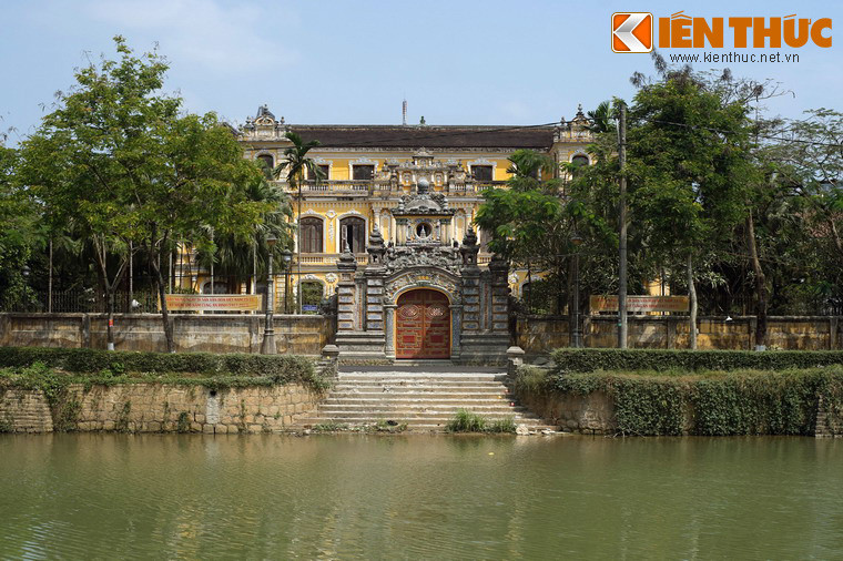 Tọa lạc bên bờ sông An Cựu, địa chỉ số 97 đường Phan Đình Phùng, TP Huế, cung An Định là cung điện điện riêng của vua Khải Định từ khi còn là thái tử đến khi làm vua.